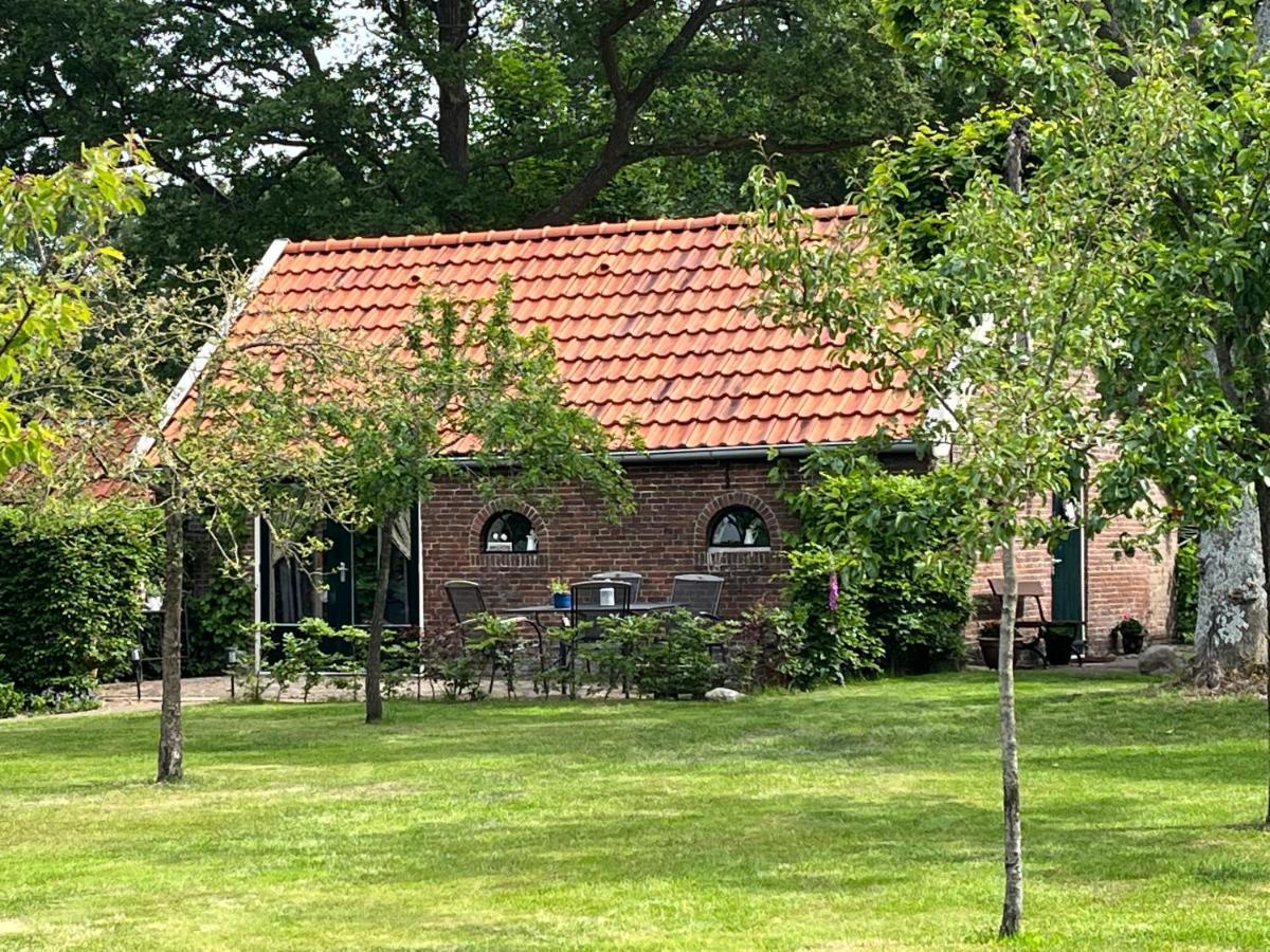 Landelijk Gelegen Huisje Op Erf Veeningen Exterior foto